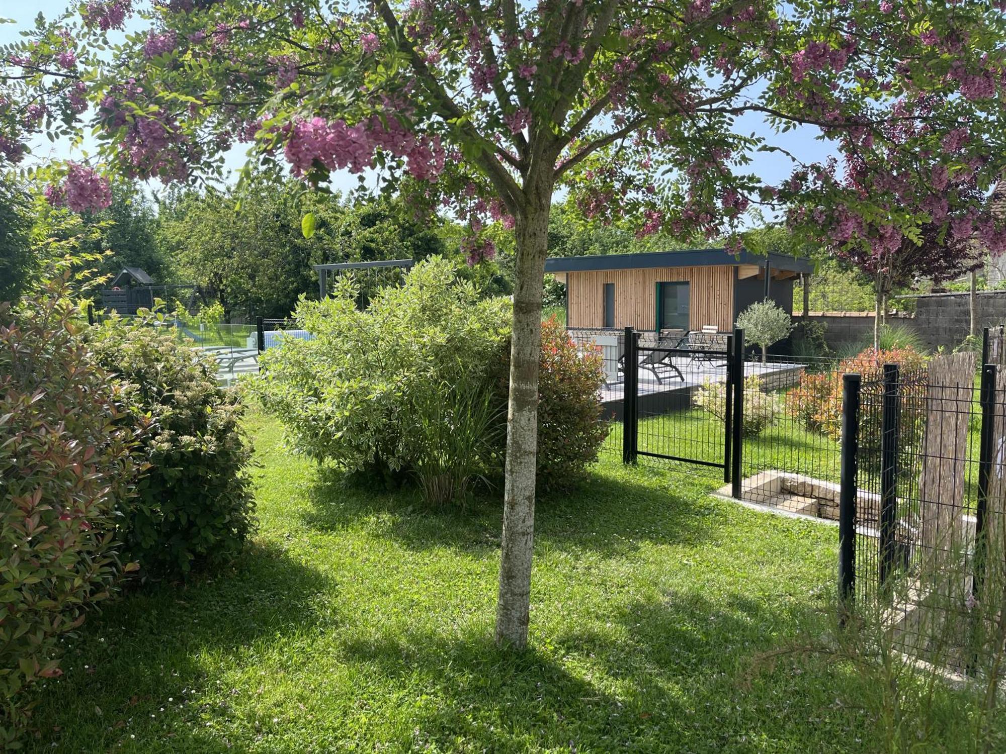 Appart-Hotel N 4 Calme Avec Terrasse, Wi-Fi Haut Debit, Petit-Dejeuner, Room-Service Et Parking Prive Chouzelot Zewnętrze zdjęcie