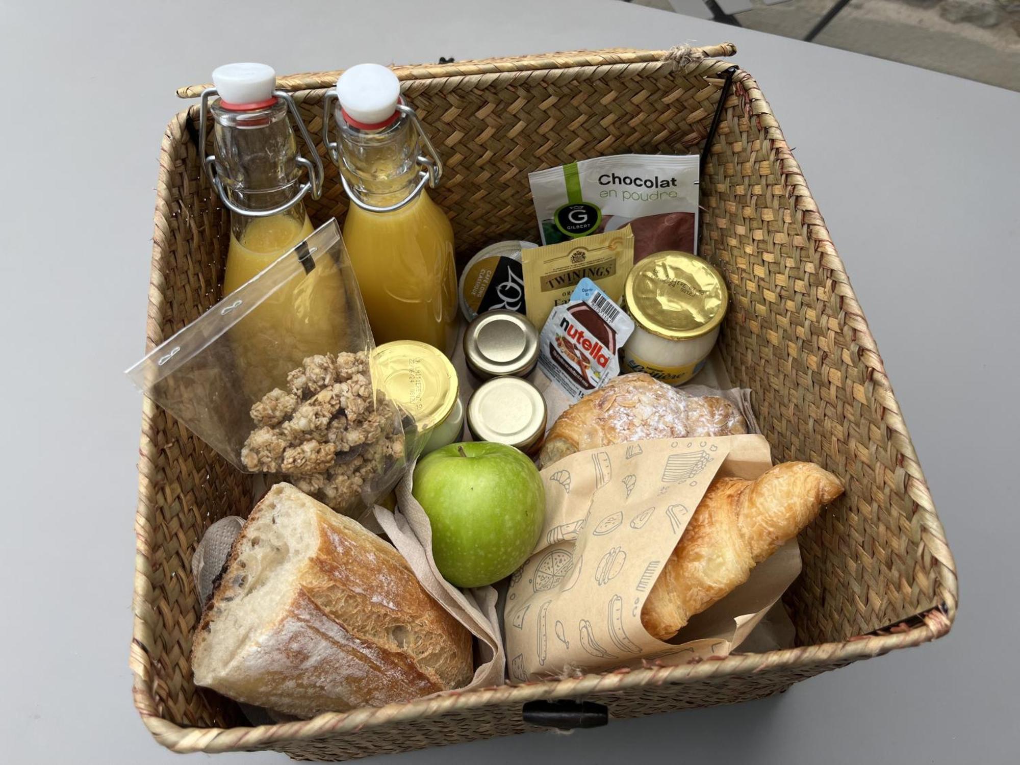 Appart-Hotel N 4 Calme Avec Terrasse, Wi-Fi Haut Debit, Petit-Dejeuner, Room-Service Et Parking Prive Chouzelot Zewnętrze zdjęcie