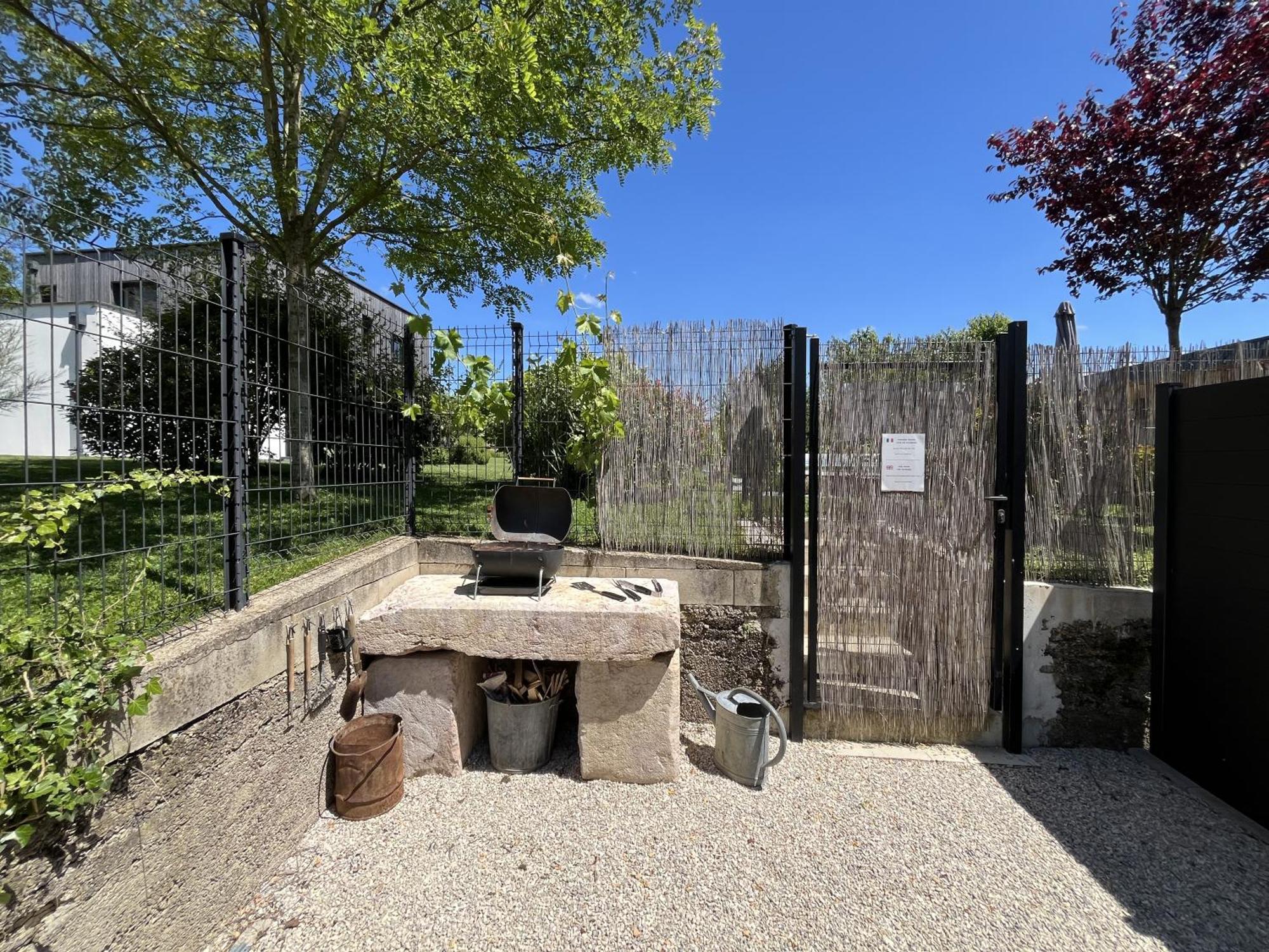 Appart-Hotel N 4 Calme Avec Terrasse, Wi-Fi Haut Debit, Petit-Dejeuner, Room-Service Et Parking Prive Chouzelot Zewnętrze zdjęcie